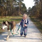 Hond met kind - Brenda Peek